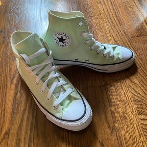 Converse Chuck Taylor All Star Women’s Size 6 Shoes High Top Sneakers Men’s 4